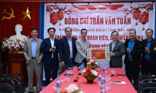  Phó Trưởng Đoàn chuyên trách Đoàn đại biểu Quốc hội tỉnh Bắc Ninh Trần Văn Tuấn tặng quà Tết công nhân xã Yên Thế
